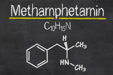 Schiefertafel mit der chemischen Formel von Methamphetamin