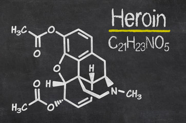 Schiefertafel mit der chemischen Formel von Heroin