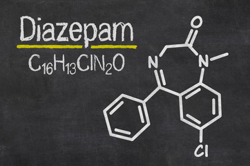 Schiefertafel mit der chemischen Formel von Diazepam