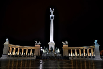 Fototapeta na wymiar Heroes' square in Budapest