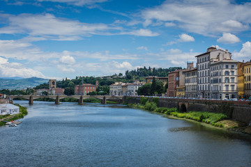 Blick von der Ponte Vecchio auf den Arno Florenz