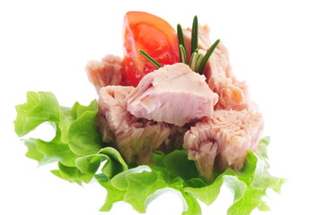 Canned tuna chunks with green salad and tomato