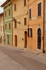 Fototapeta na wymiar Häuserzeile in Pergola - Italien