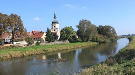 Obraz premium Blick über die Schwarze Elster auf Schweinitz mit Marienkirche