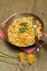 Käsespätzle in der Pfanne