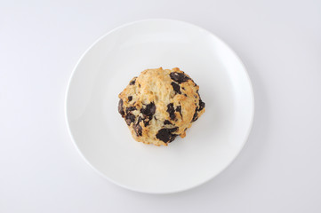 お皿にのせた チョコチップ スコーン ビスケット お菓子 白背景