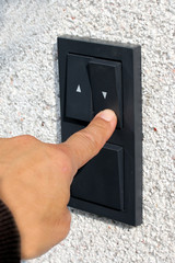 Finger schaltet Doppelschalter an, Energie