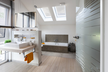 modernes Badezimmer 