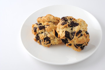 お皿にのせた チョコチップ スコーン ビスケット お菓子 白背景