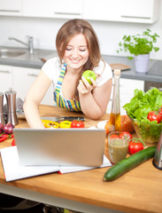 Frau mit laptop in der küche 