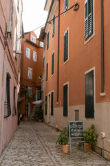 Fototapeta na wymiar Rue et façade orange de Rovinj