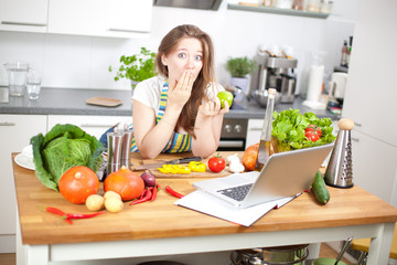 Obraz na płótnie Canvas Frau mit laptop in der küche 