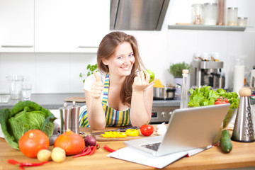 Frau mit laptop in der küche 