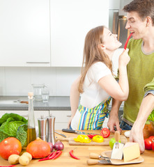 Paar in der Küche 