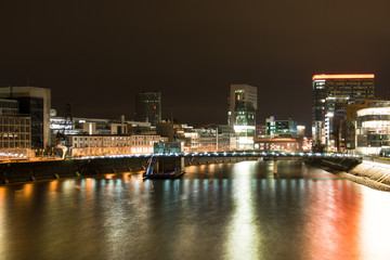 Fototapeta na wymiar Medienhafen bei Nacht
