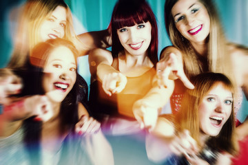 Schöne Frauen tanzen in Disco oder Club