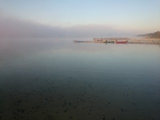 Jezioro we mgle o wschodzie słońca