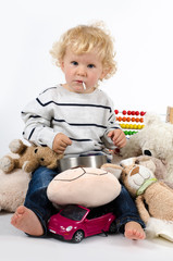 Junge mit Spielzeug