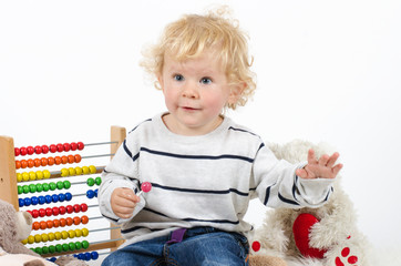 Junge mit Spielsachen