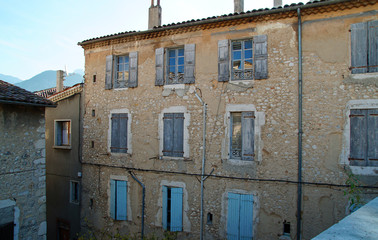 Fototapeta na wymiar Altes provencezalisches Haus mit blauen Fensterläden