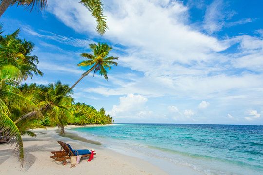Rest in Paradise - Malediven - Sonnenliegen und Strandtasche am