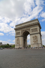 Fototapeta na wymiar Arc de Triomphe am Place Charles de Gaulles und Champs-Elysées