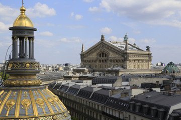 Fototapeta na wymiar Blick auf die Opéra National de Paris Garnier