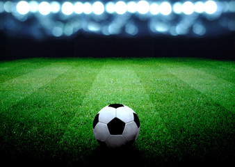 Obraz premium boisko do piłki nożnej i jasne światła