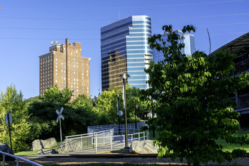 Skyscrapers near city park in Knoxville Tennessee - obrazy, fototapety, plakaty