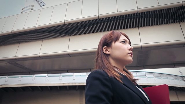 高架下を歩くOL　1