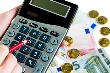 Hand mit Taschenrechner und Geld