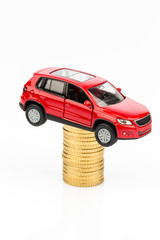 Fototapeta na wymiar Steigende Autokosten. Auto auf Münzen