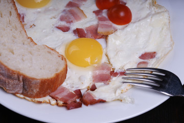Глазунья с беконом и хлебом