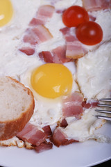 Глазунья с беконом и хлебом