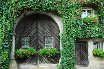 Großes Holztor an historischem Gebäude