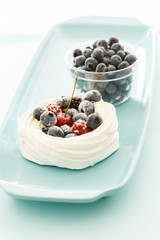 Meringue Pavlova with air cream and fresh berry