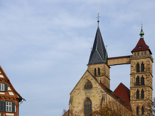 Fototapeta na wymiar Kirche mit Zwillingstürmen
