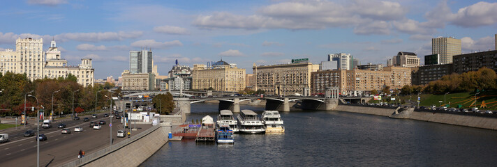 Fototapeta premium Панорама Москва реки у Киевского вокзала.