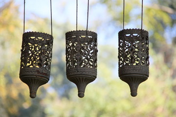 Asiatische Windlichter hängen im Garten