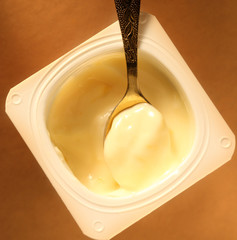 Yogurt pot with spoon