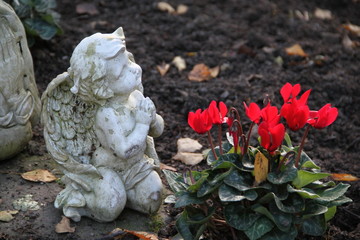 Engel auf dem Friedhof im Herbst