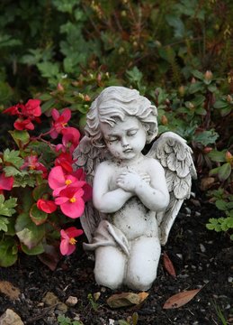 Betender Engel auf einem Grab