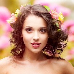 Naklejka premium beautiful young woman over autumn background