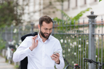 geschäftsmann in der stadt schaut auf handy