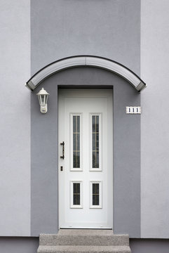 Modernisierter Eingangsbereich eines Wohnhauses in grau
