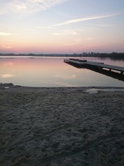 Zachód słońca nad jeziorem pomost