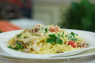 Spaghetti with cherry tomatoes and parsley