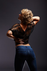 sexy blonde Frau posiert.