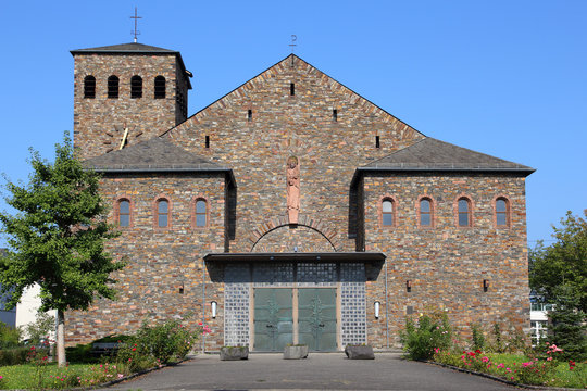 Lahnstein, die Kirche St. Babara (Oktober 2014)