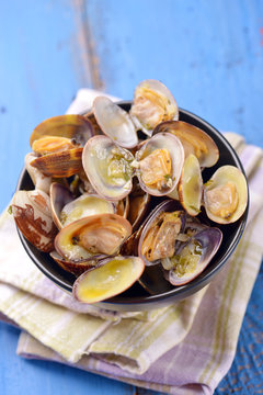 clams in tomato sauce